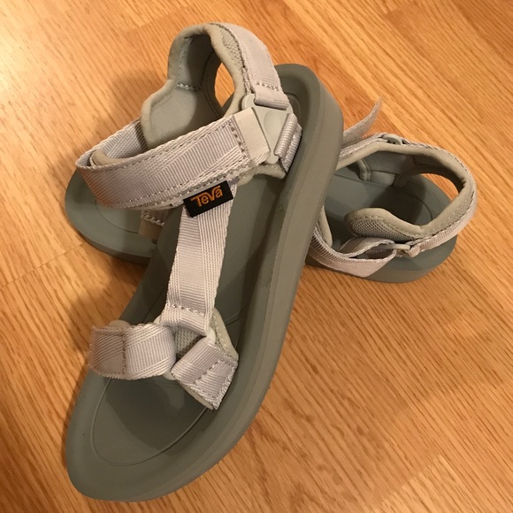 Light gray women’s 6 Tevas - Picture 3 of 5